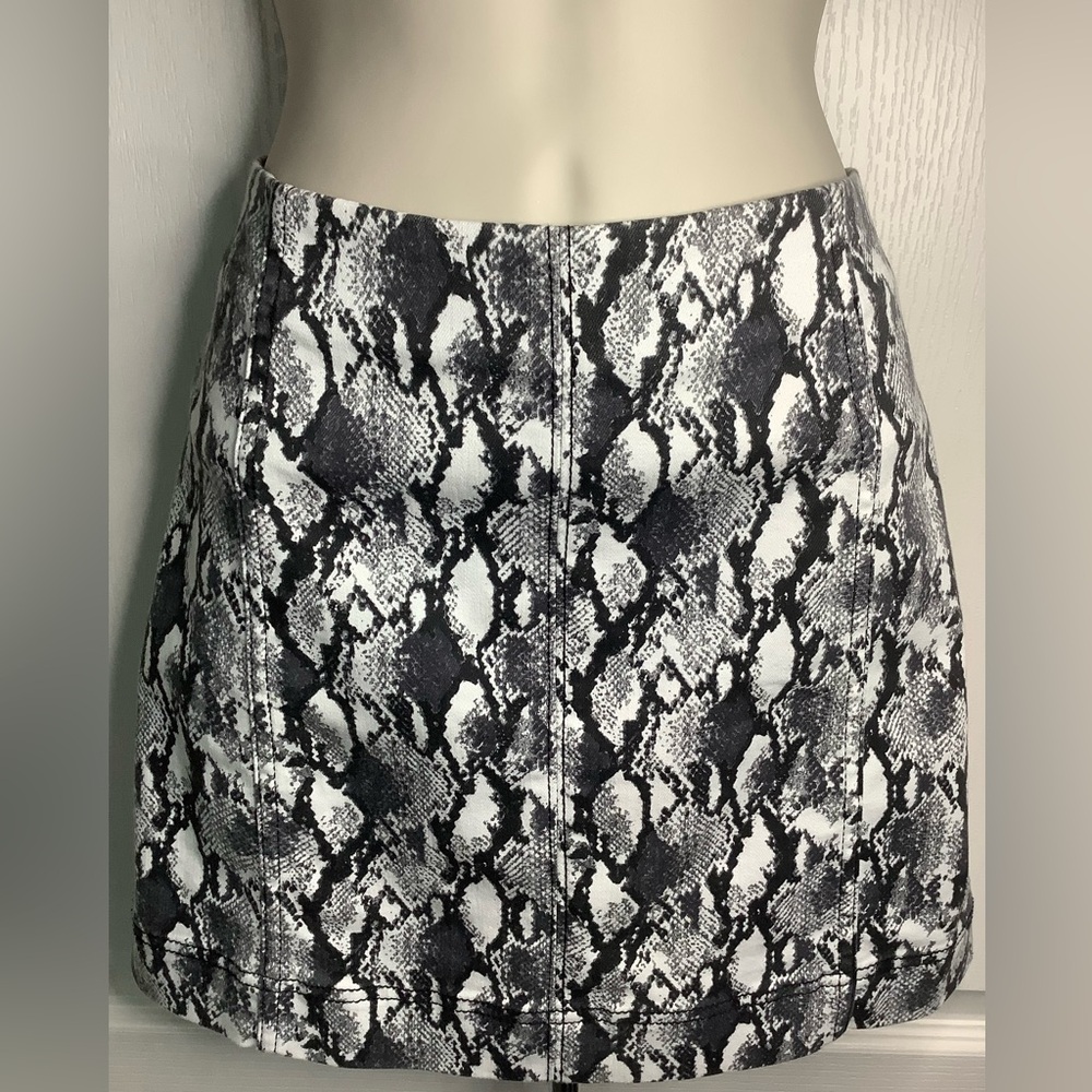 NEW🩶🖤JOLT Snake Print Mini Skirt